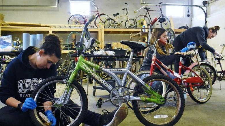 Penn State students repair bicycles during a Martin Luther King Jr. 日间服务项目.