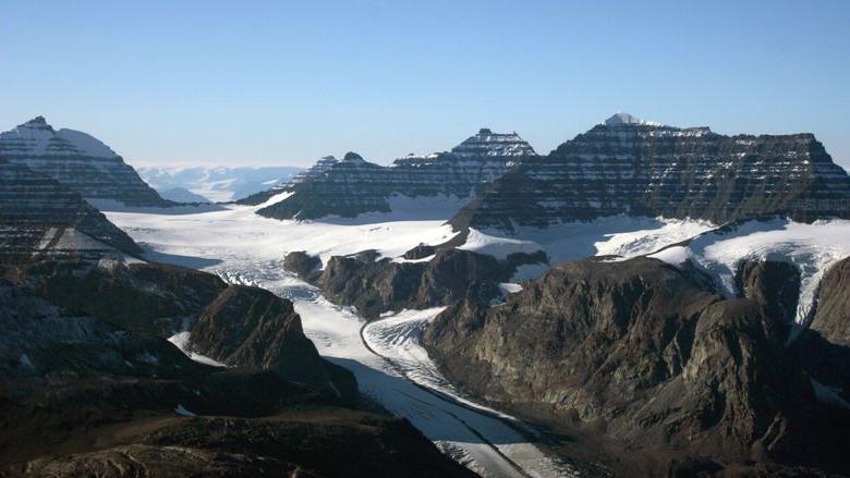 格陵兰岛东部的冰川和熔岩流